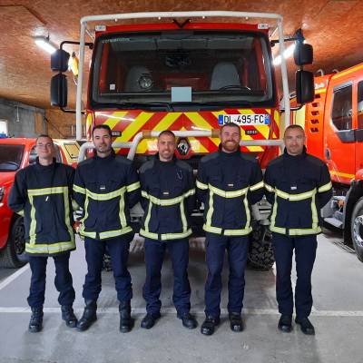 Les nouveaux sapeurs-pompiers professionnels de gauche à droite : le sergent Quentin Chantier, l'adjudant-chef Xavier Reix, les adjudants Romain Gilles et Frédéric Frosio, et le lieutenant Laurent Cuvellier. Absent : l'adjudant-chef Nicolas Makiello - SDIS 74