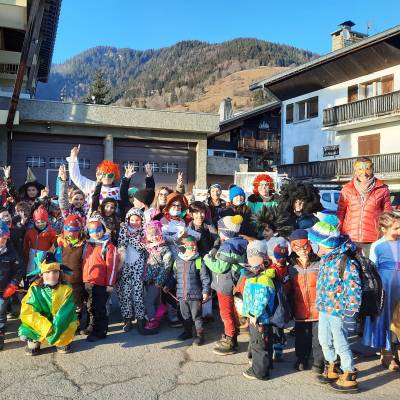 Le carnaval des élèves à l'école - Julie Maraux