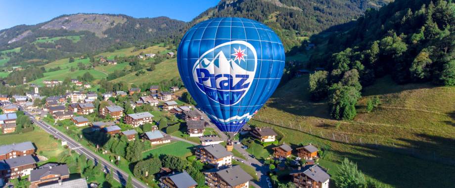 La montgolfière de Praz survole le village en été.