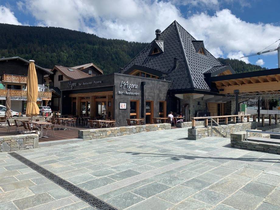 Centre-village piétonnier : exemple de grand dallage en pierre de Luserne - Atelier paysager