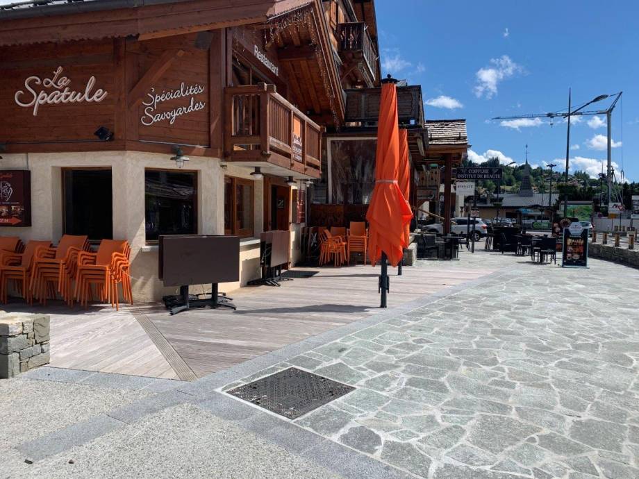 Centre-village piétonnier : exemple de dallage aux formes aléatoires pour le contour de l'église. -  Atelier paysager