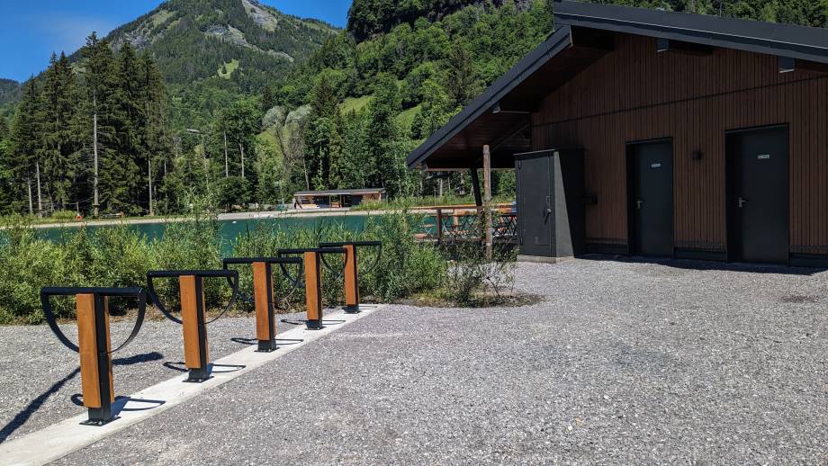 Plan d'eau : arceaux à vélos photographiés en juin 2024 - Marie-Anaïs Lien