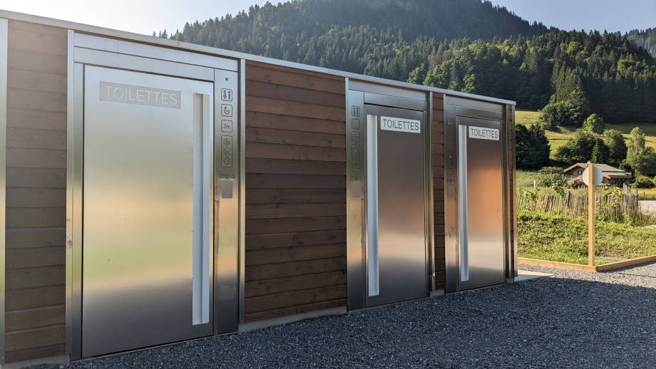 Plan d'eau : toilettes prises en photo le 28 juin 2024 - Marie-Anaïs Lien